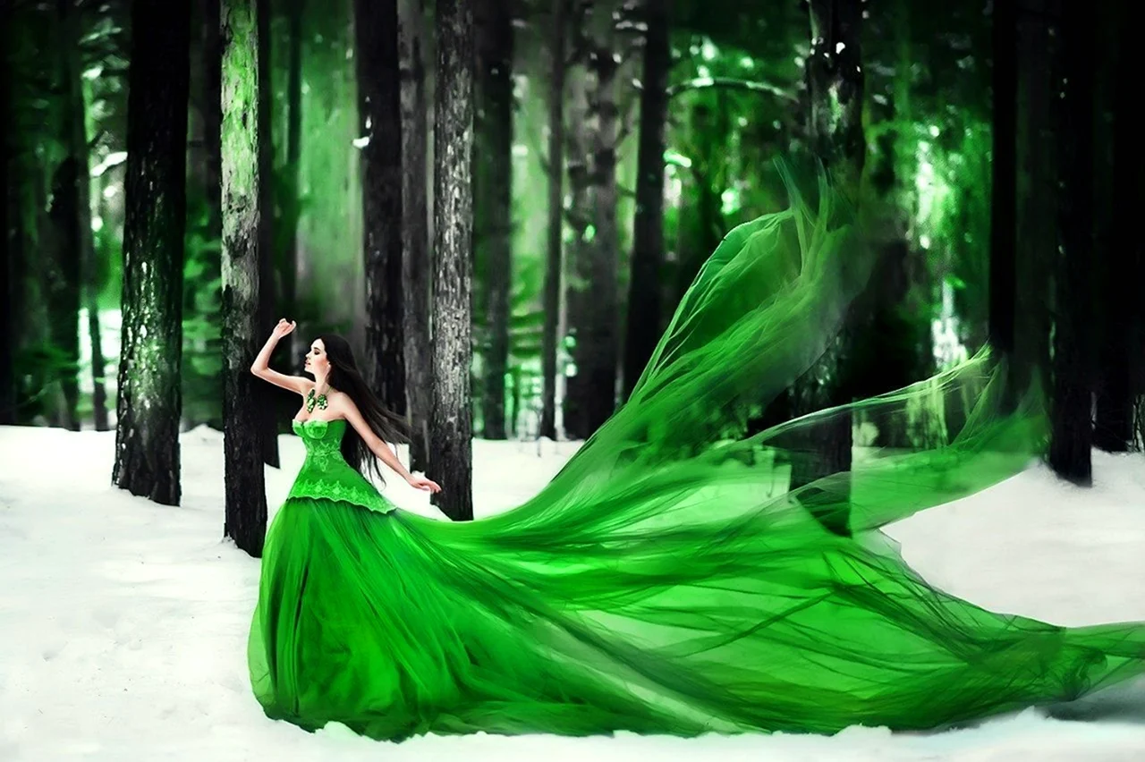 Девушка в длинном зеленом платье. Красивая картинка