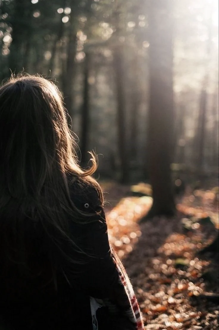 Девушка в лесу со спины. Красивая девушка