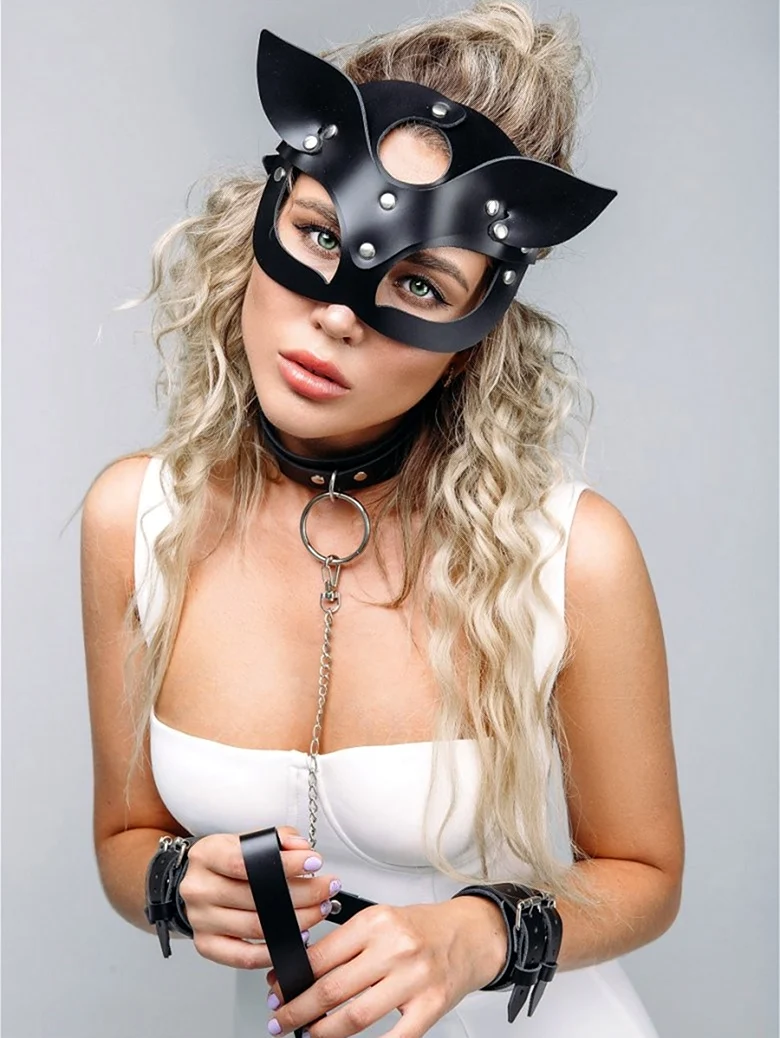 Девушка в маске кошки. Красивая девушка