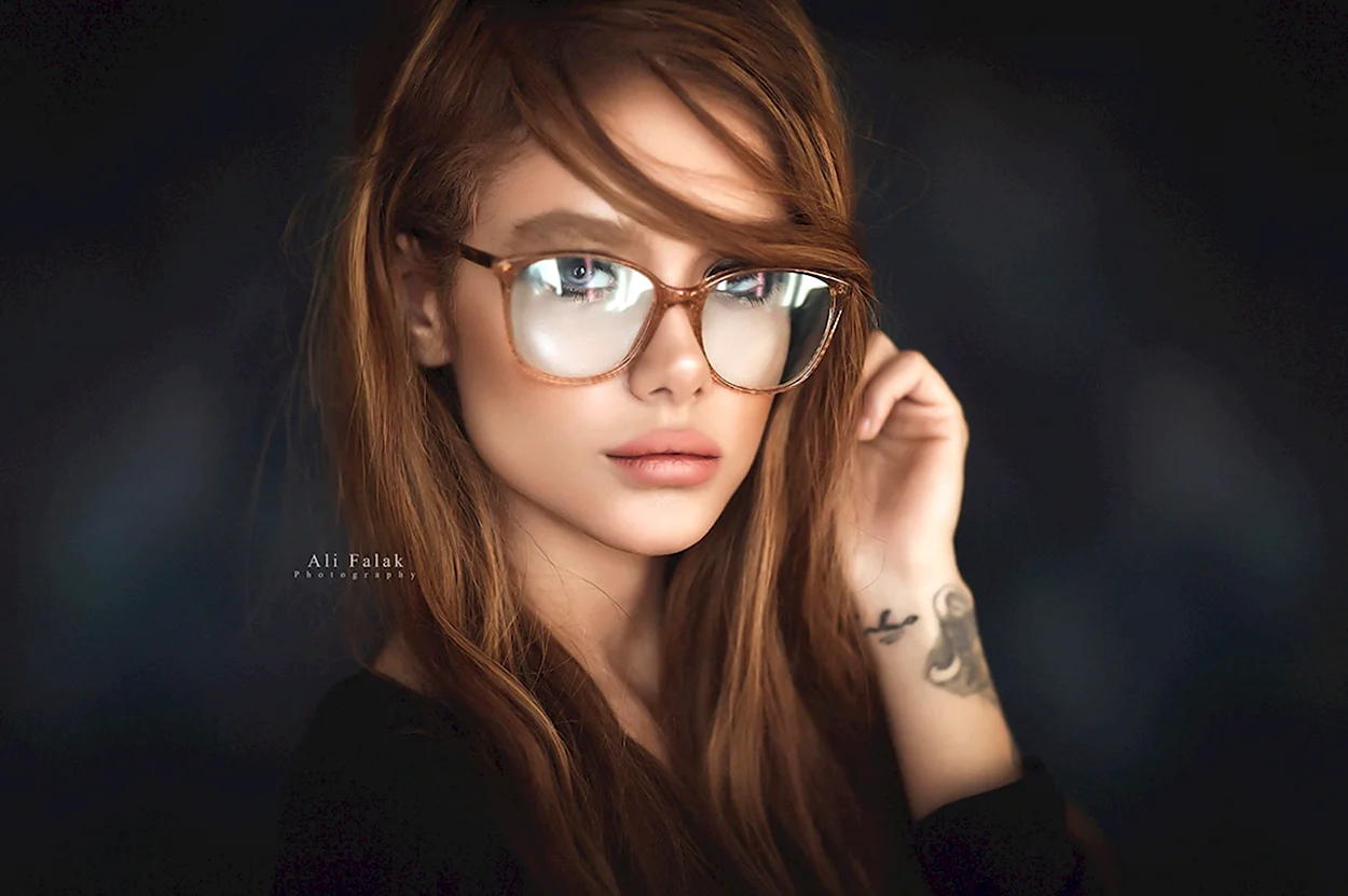 Девушка в очках. Красивая девушка