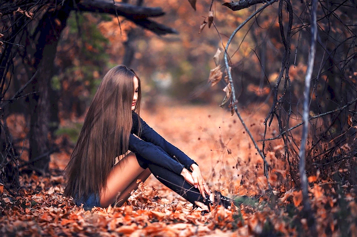 Девушка в осеннем лесу. Красивая девушка