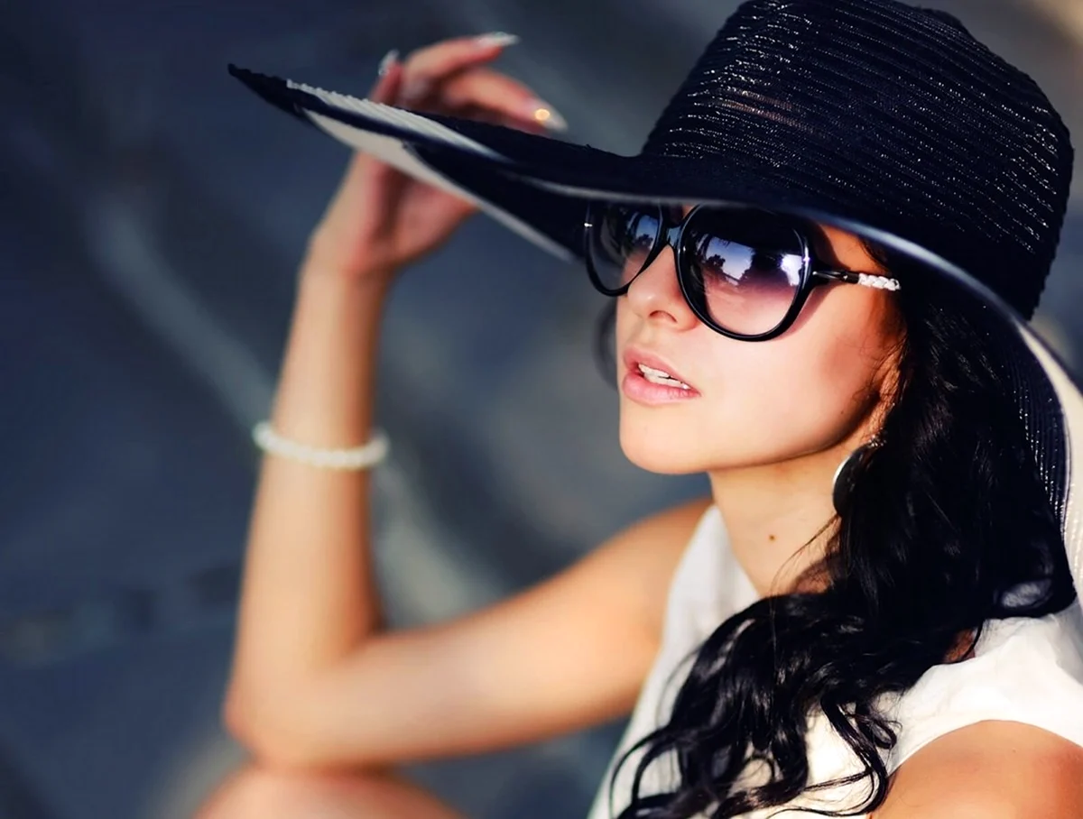 Девушка в шляпе и очках. Красивая девушка