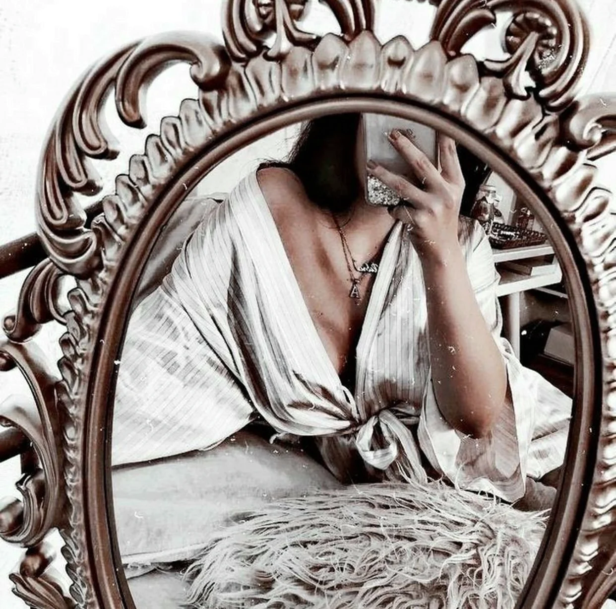 Девушка в зеркале. Красивая девушка