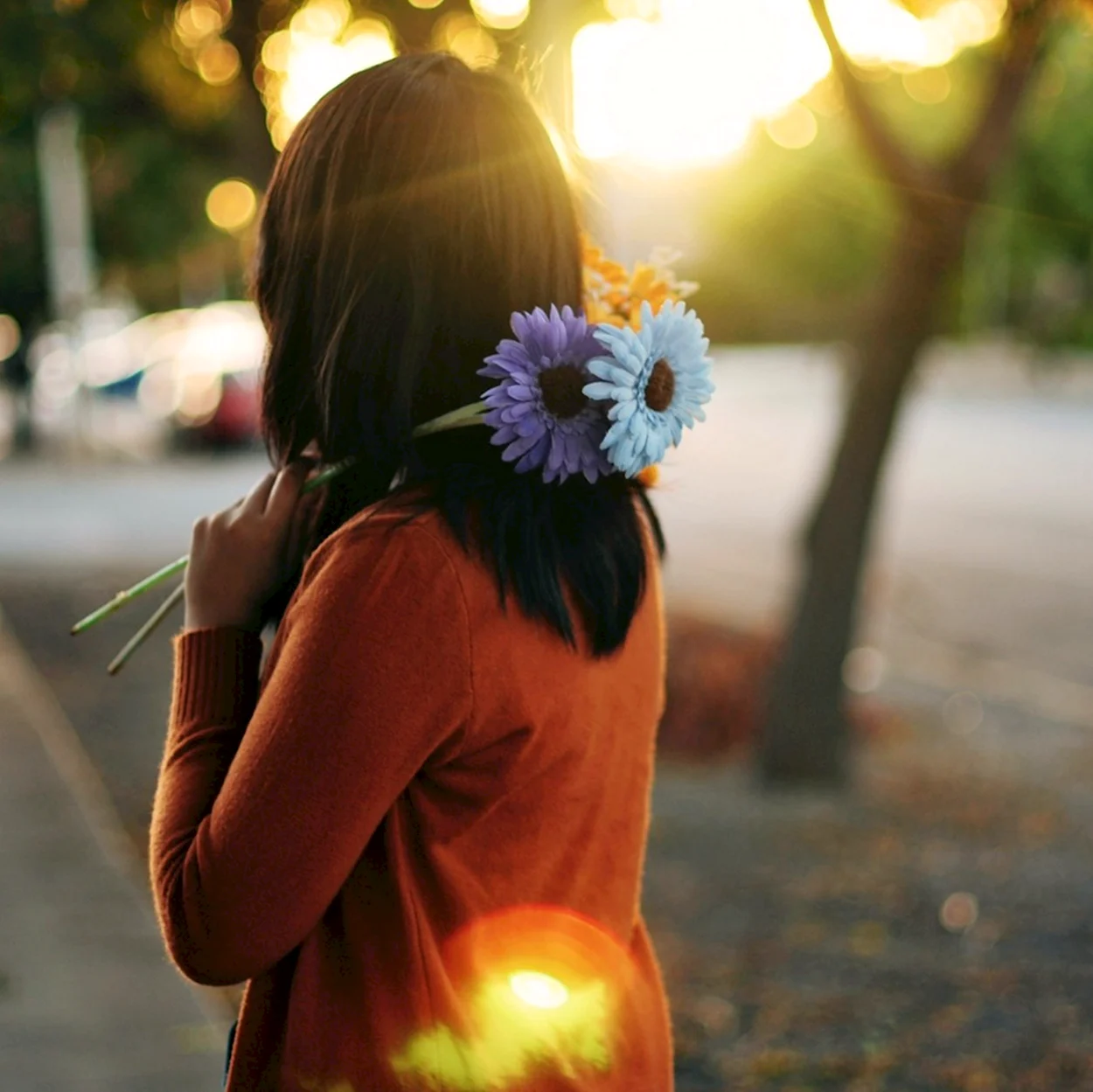Девушки брюнетки осенью с цветами. Красивая девушка