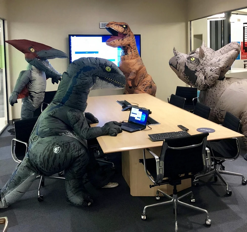 Динозавры в офисе. Прикольная картинка
