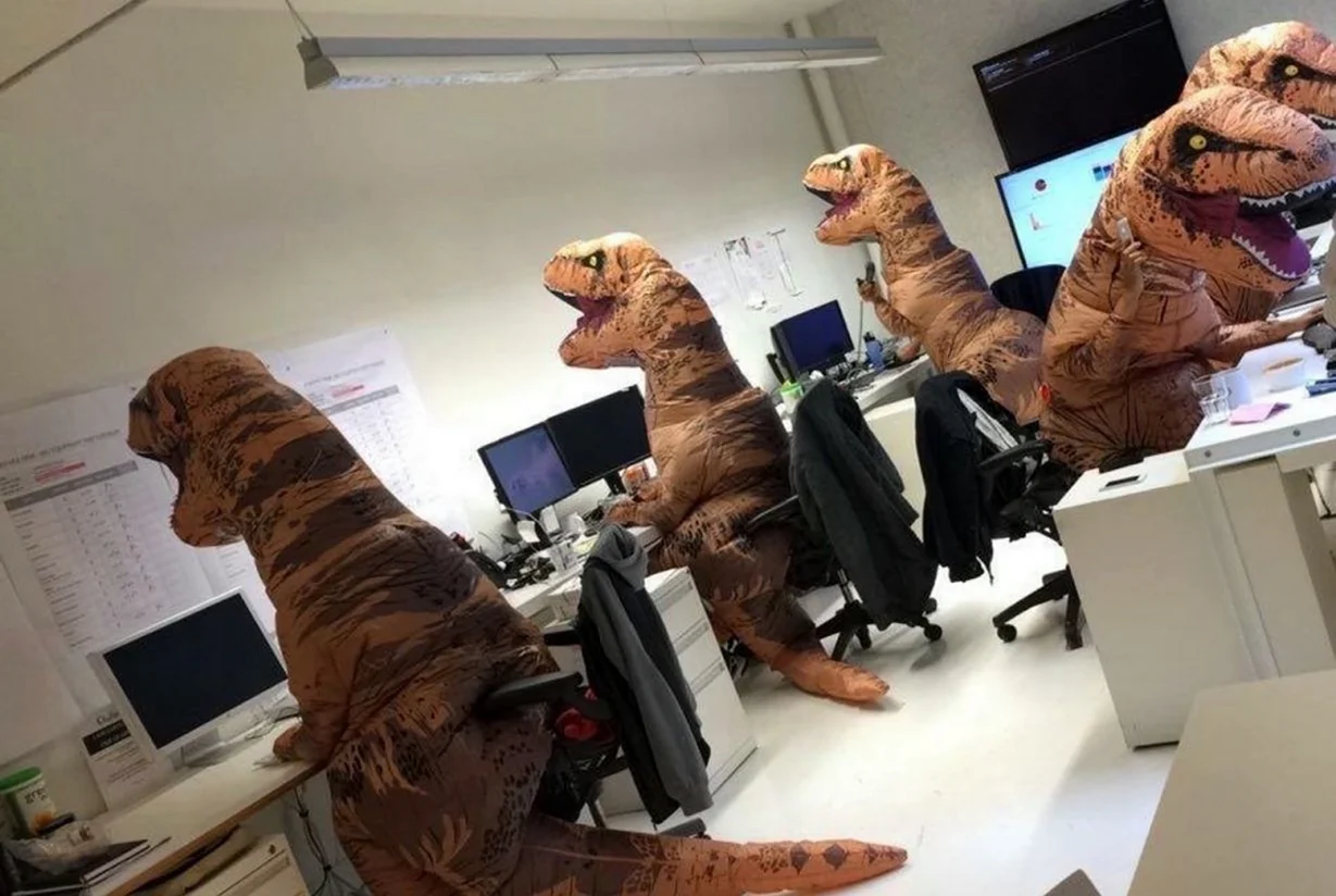 Динозавры в офисе. Картинка