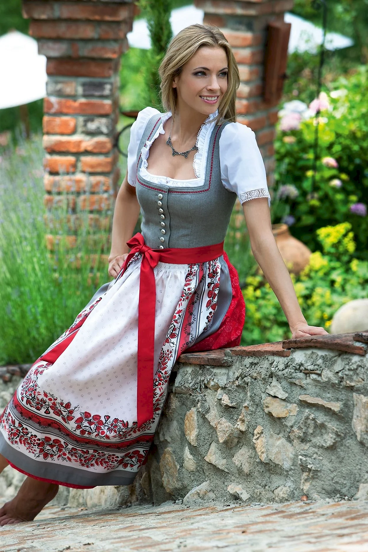 Дирндль национальный костюм Германии. Красивая девушка