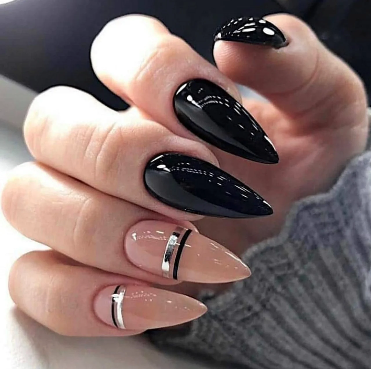 Длинные овальные ногти черные. Красивая картинка