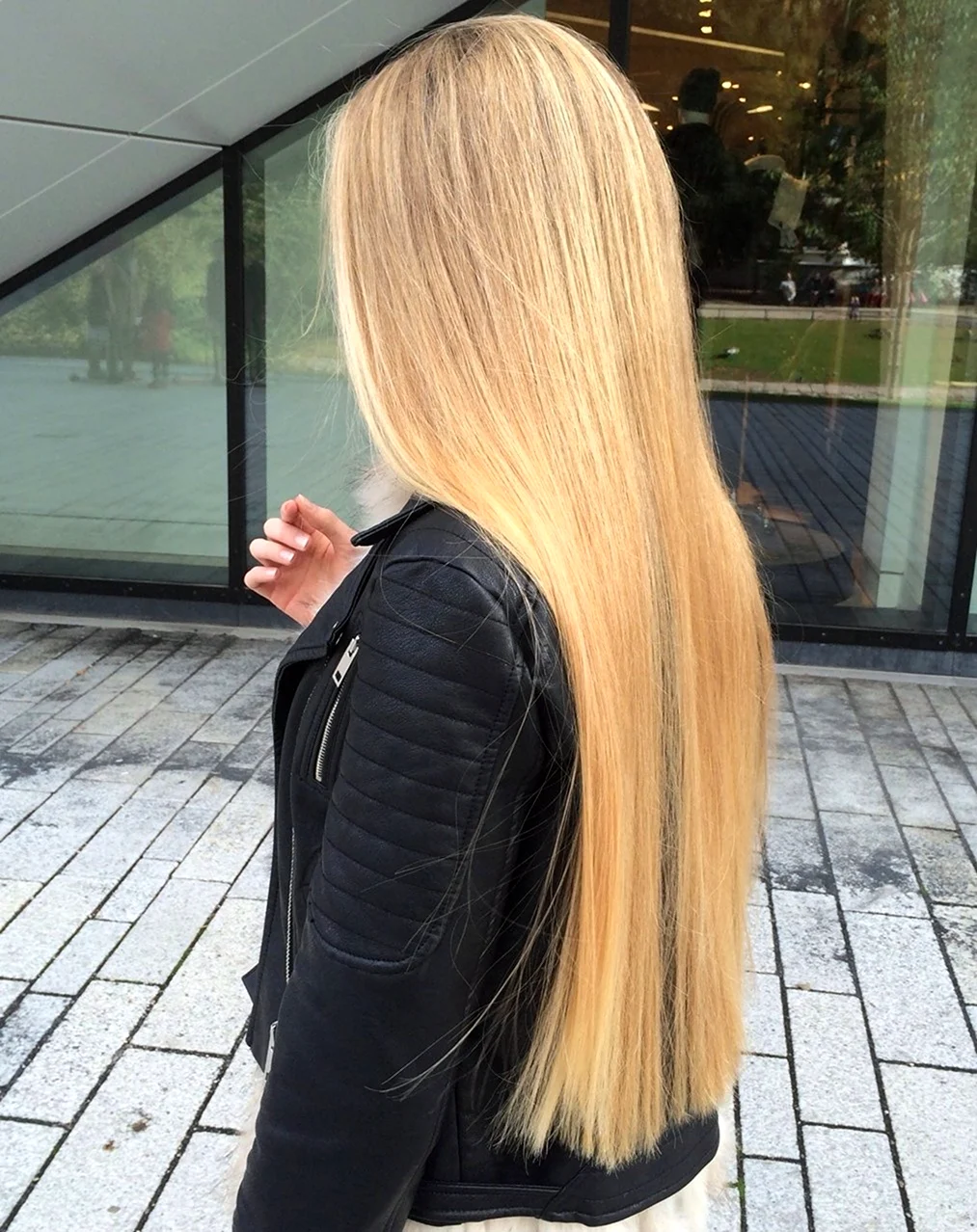 Длинные русые волосы. Красивая девушка