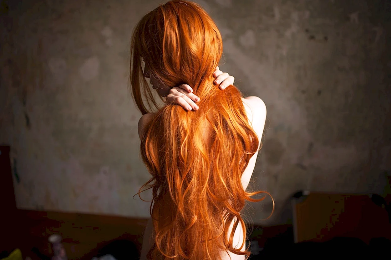 Длинные рыжие волосы. Красивая девушка