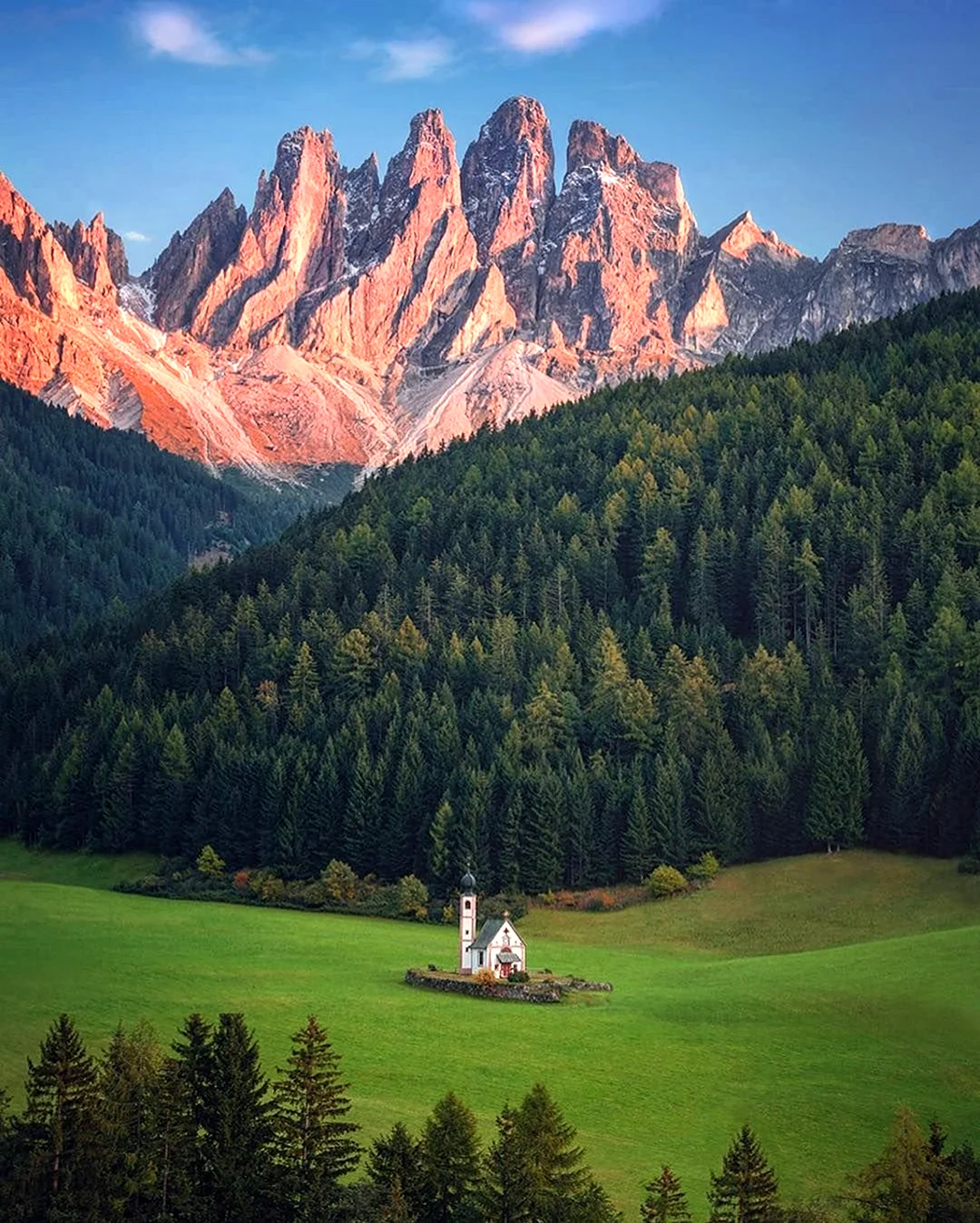 Долина Фунес Доломитовые Альпы Италия. Красивая картинка