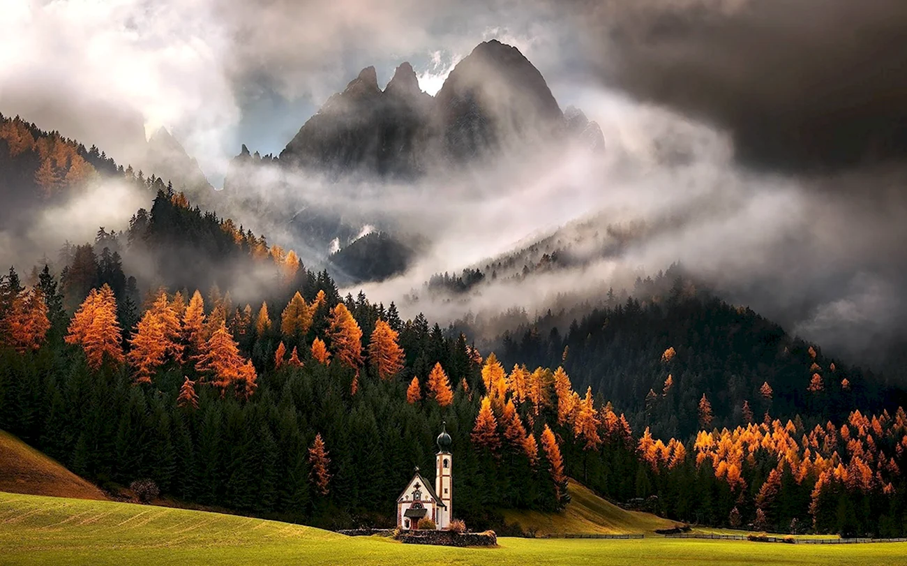 Доломитовые Альпы осень Италия. Картинка
