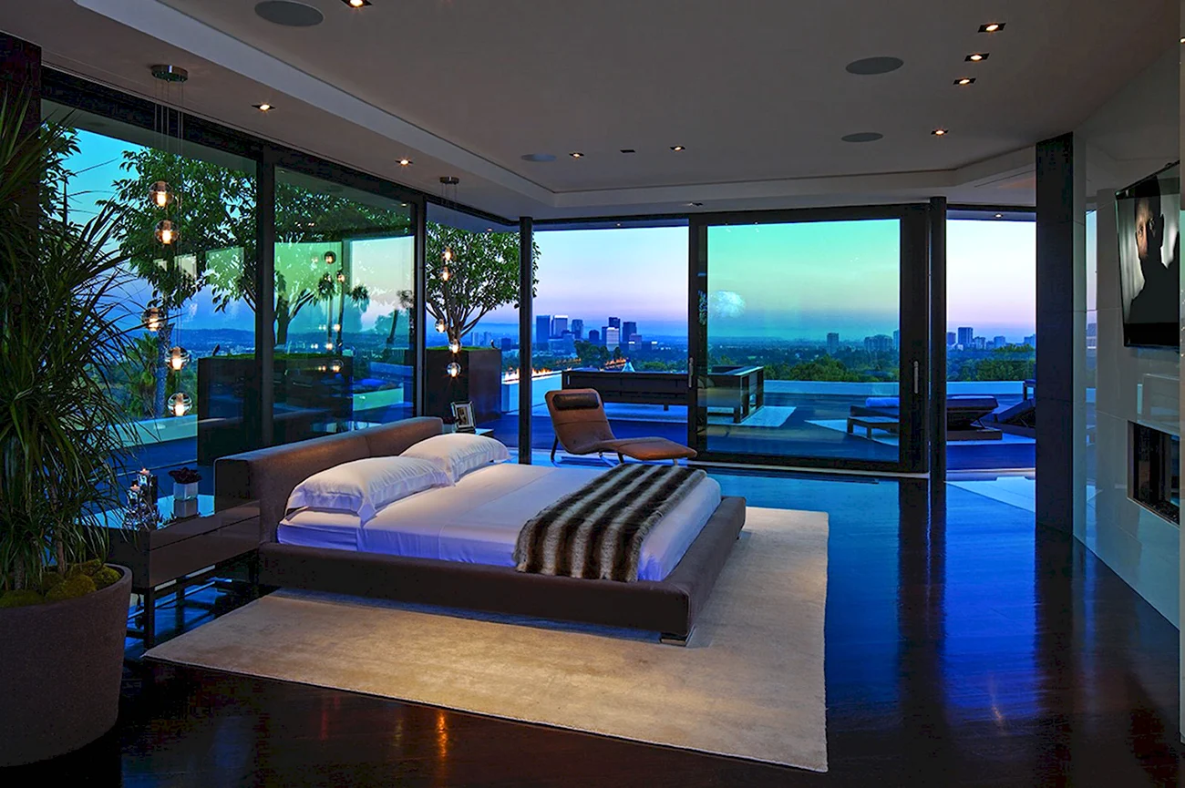 Дом с панормаными окнами в Лос Анджелес. Красивая картинка