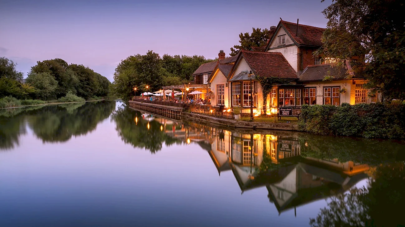 Дом у реки River Cottage. Красивая картинка