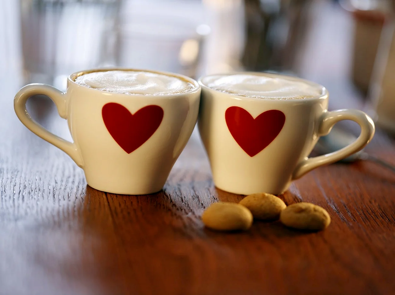 Две чашки кофе с сердечками. Красивая картинка