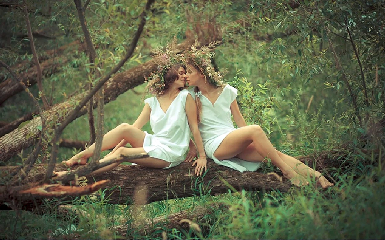 Две девушки фотосессия в лесу. Красивая девушка