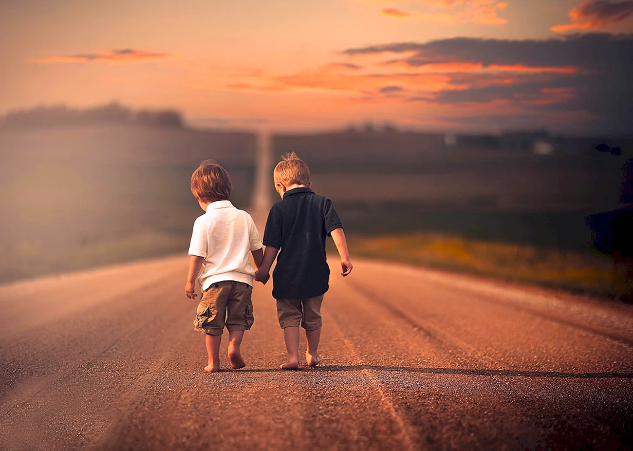 Двое детей идут по дороге. Картинка