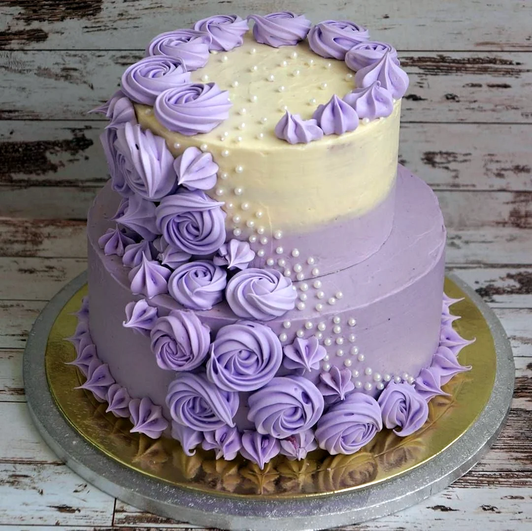 Двухъярусный торт украшенный кремом. Красивая картинка