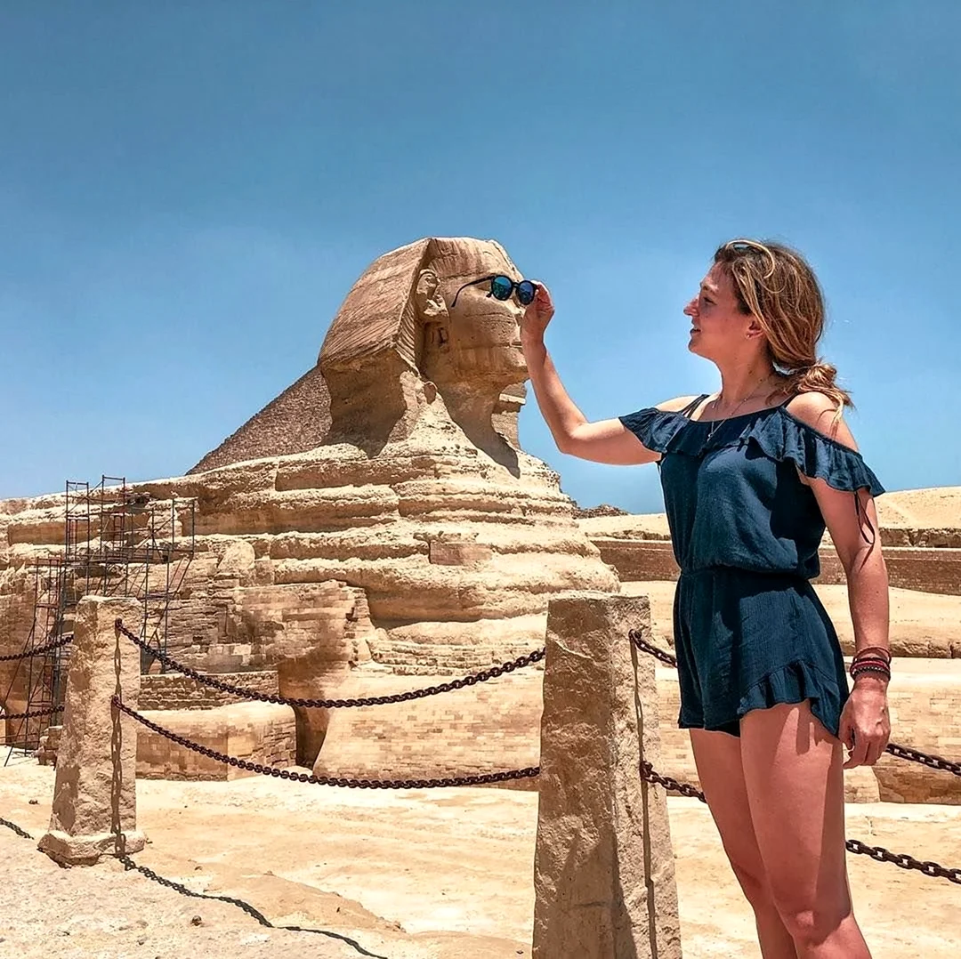 Египет Луксор девушка пирамиды. Картинка