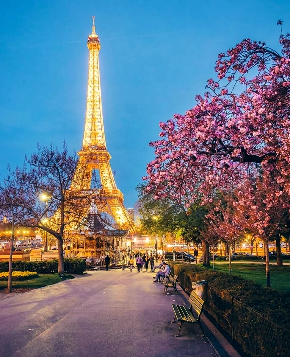 Эйфелева башня в Париже. Красивая картинка