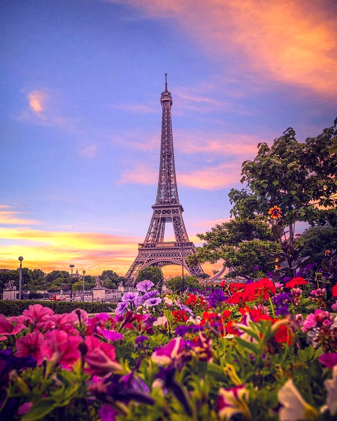 Эйфелева башня в Париже. Красивая картинка