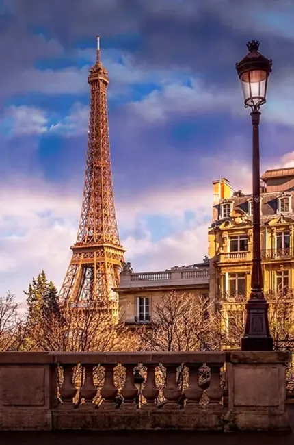 Эйфелева башня в Париже улицы Парижа. Красивая картинка