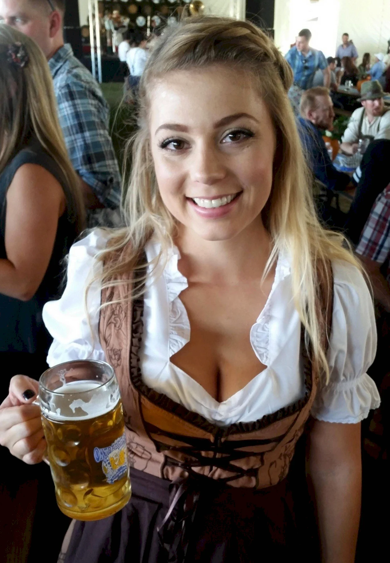 Фестиваль пива в Германии Октоберфест девушки. Красивая девушка