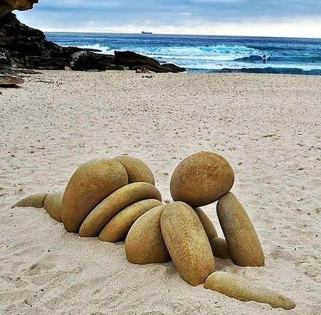 Фигуры из камней на пляже. Картинка