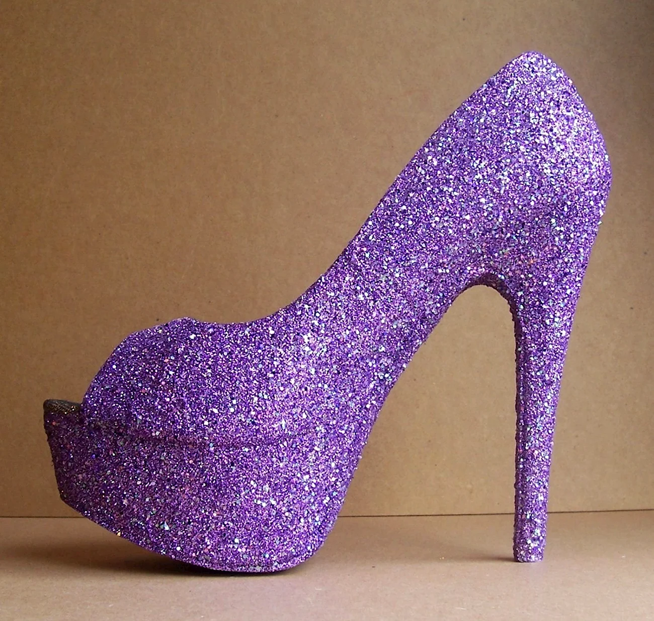 Фиолетовые блестящие туфли. Красивая картинка