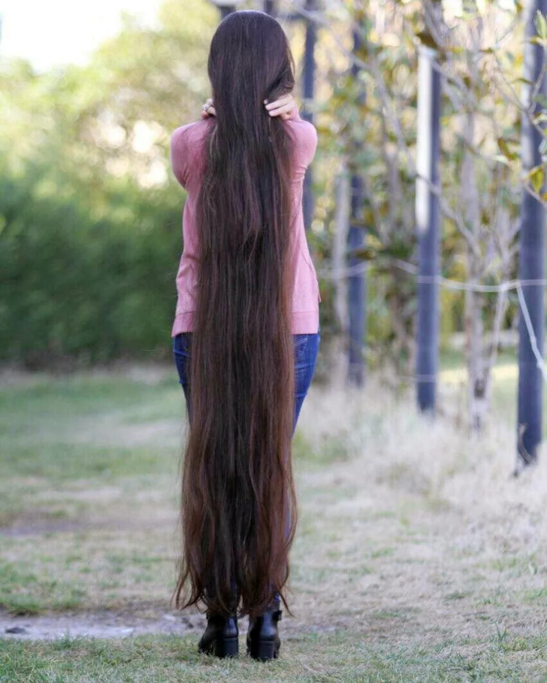 Фотосессия с длинными волосами. Красивая девушка