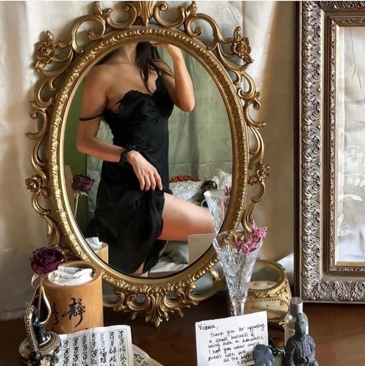 Фотосессия с зеркалом. Красивая девушка