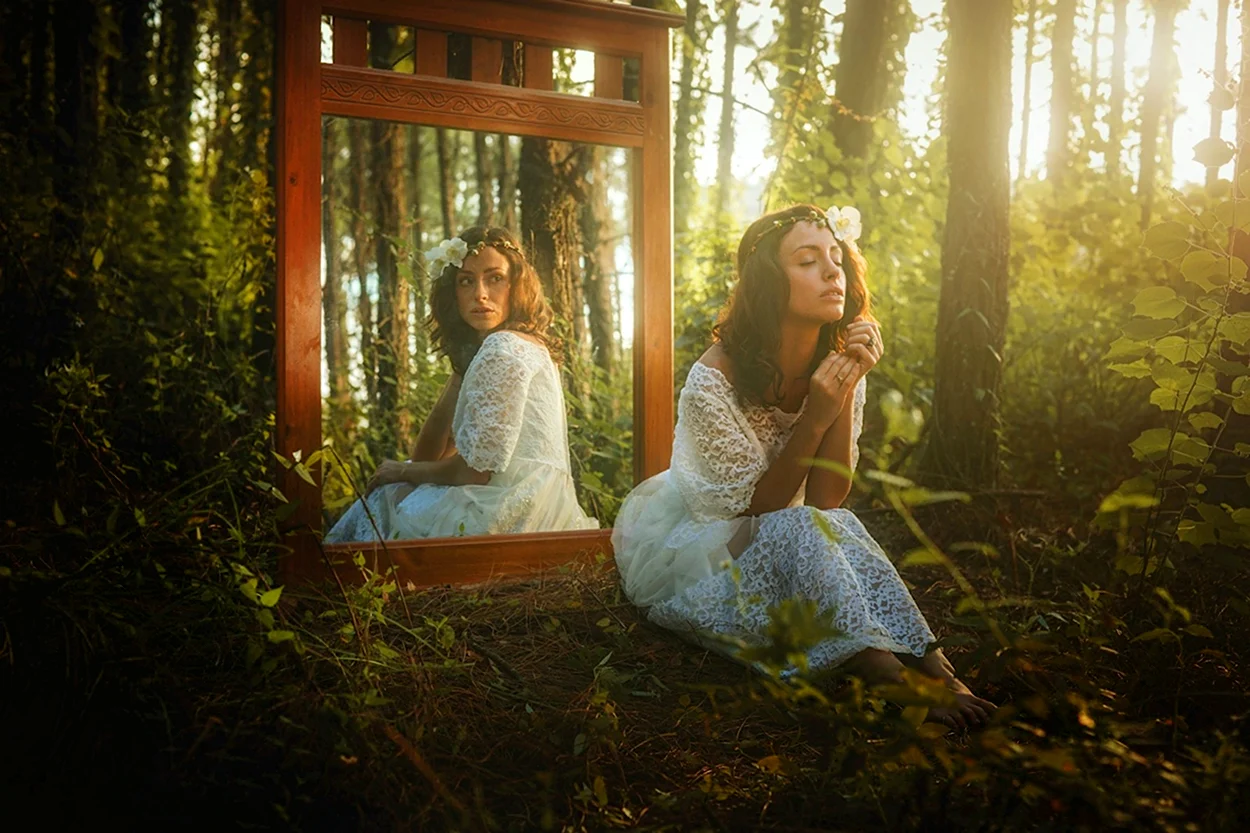 Фотосессия с зеркалом в лесу. Красивая девушка