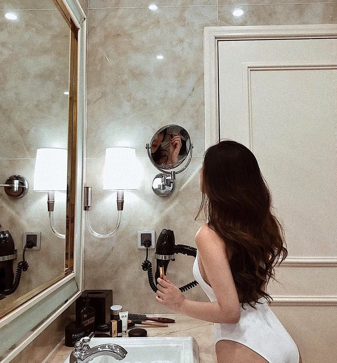 Фотосессия в ванной перед зеркалом. Красивая девушка