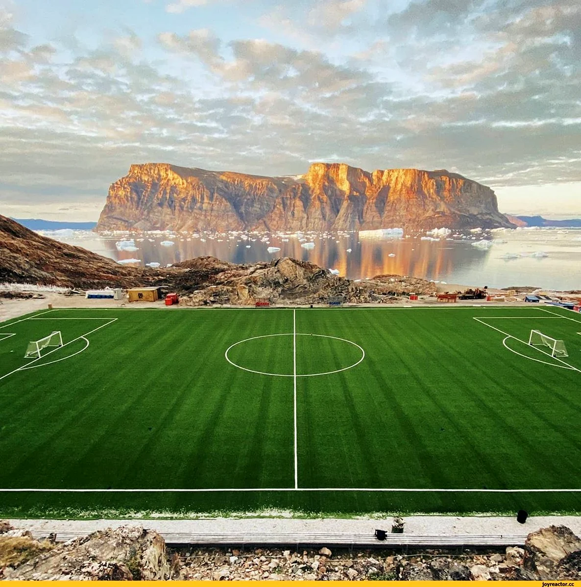 Футбольный стадион Гренландия. Картинка