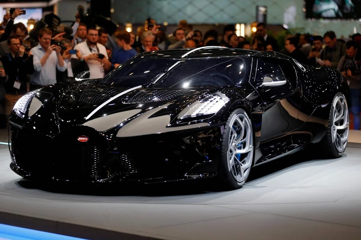 Гиперкар Bugatti la voiture noire. Красивая картинка