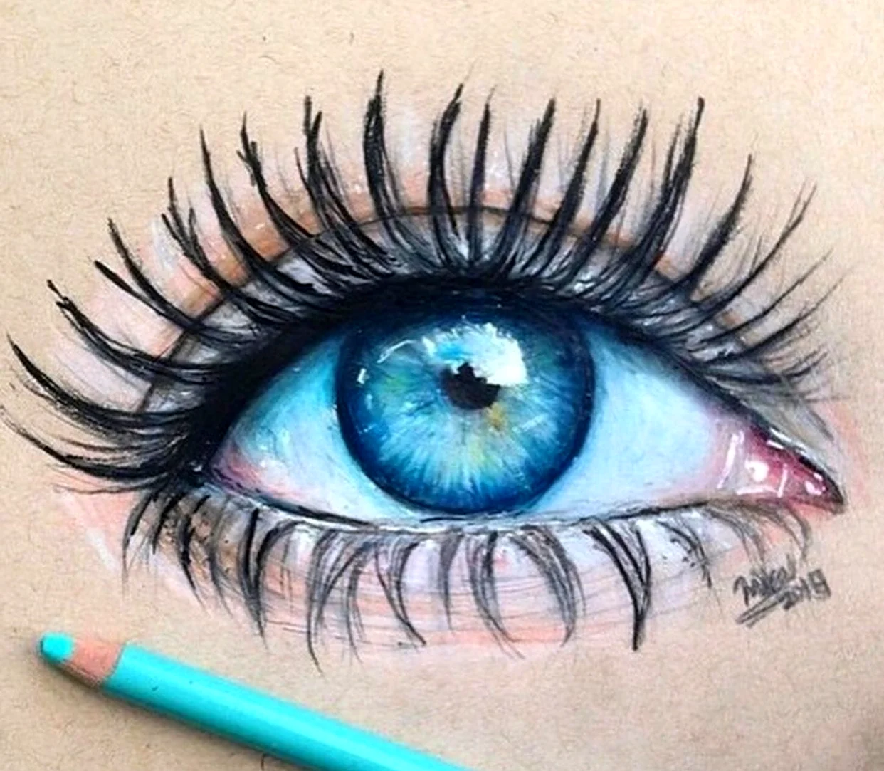 Глаз цветными карандашами. Красивая картинка