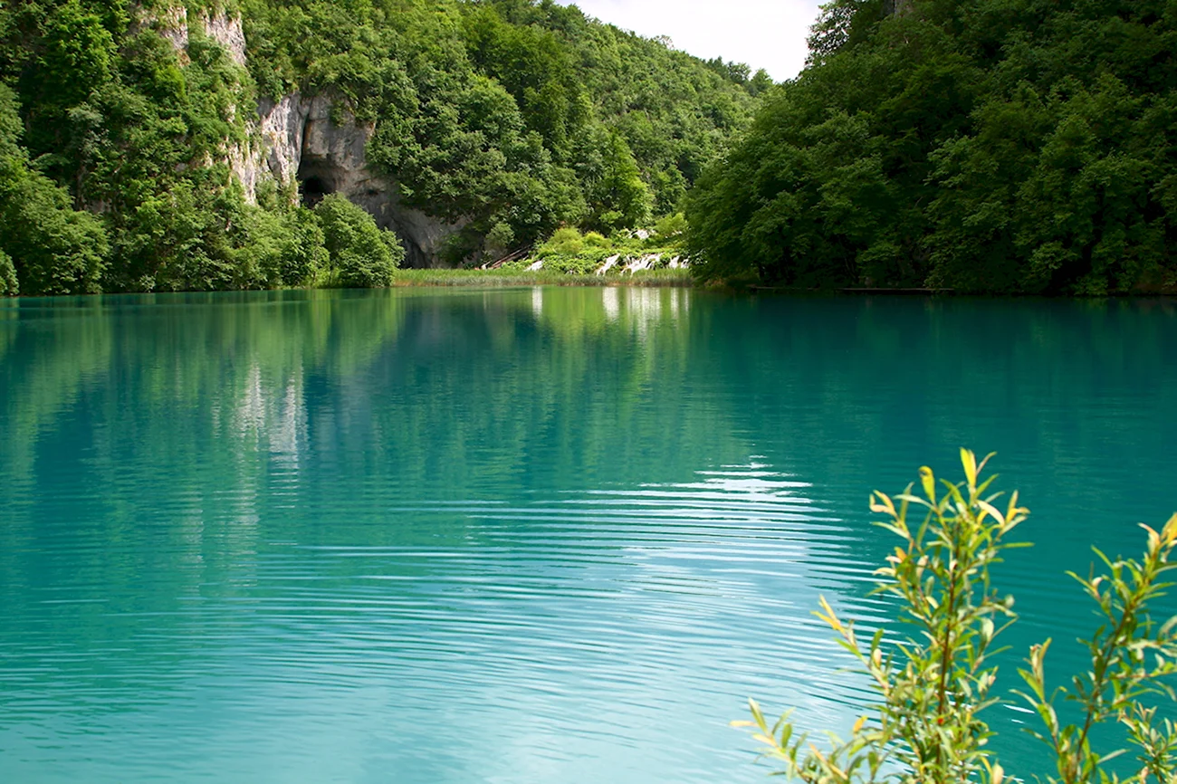 Голубое озеро Абхазия. Красивая картинка