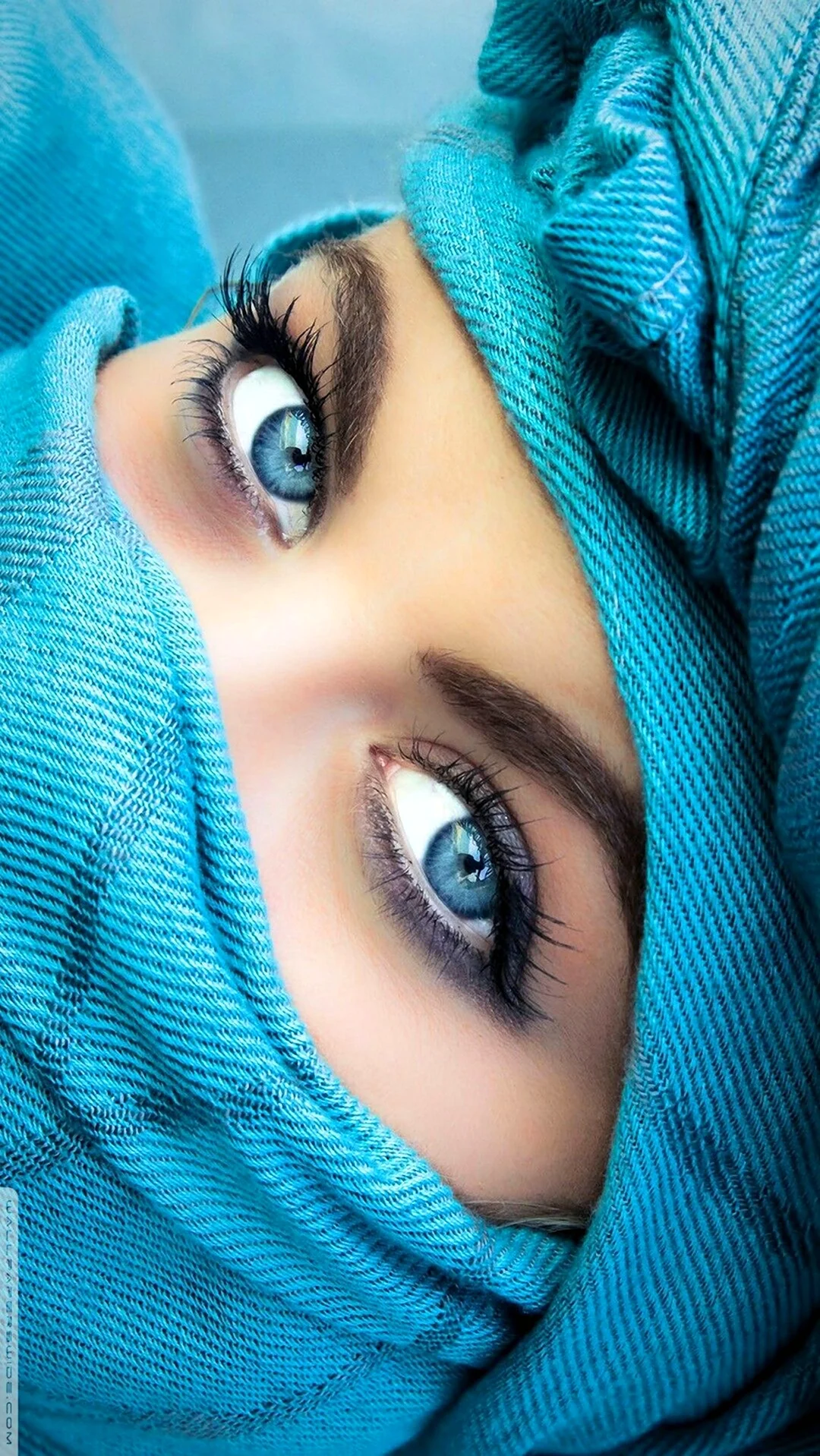 Голубые глаза. Красивая девушка