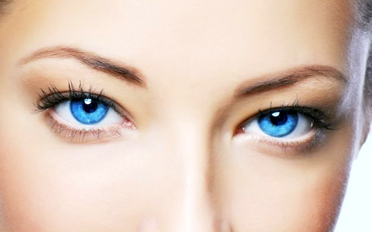 Голубые глаза. Красивая девушка