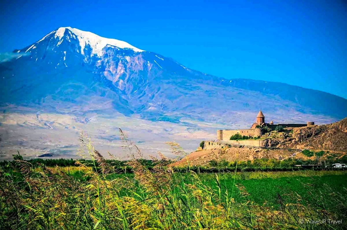 Гора Арарат и озеро Севан. Красивая картинка