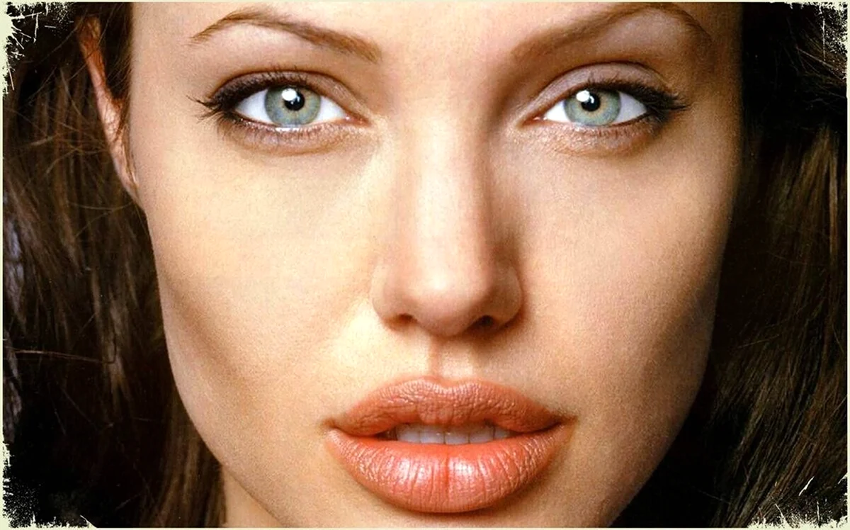 Губы Анджелины Джоли. Красивая девушка