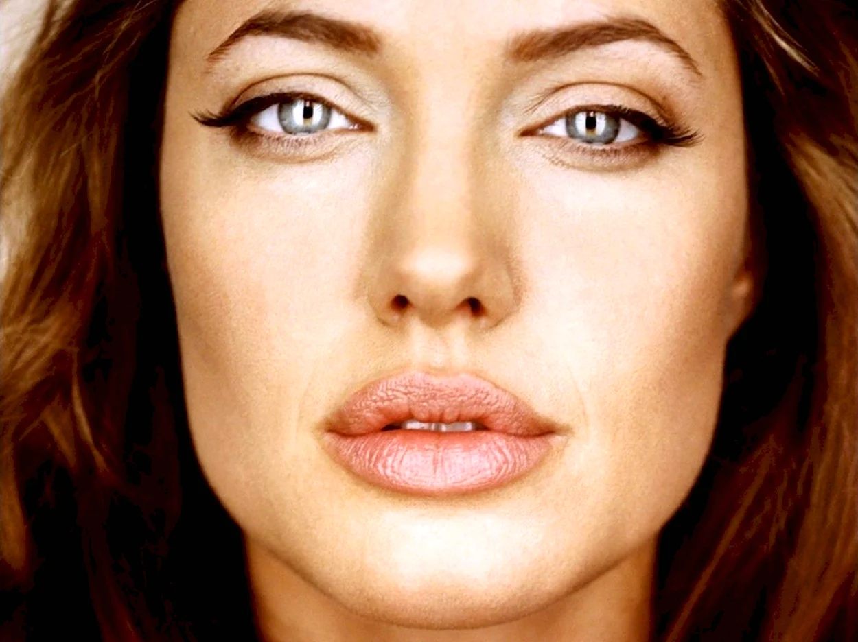 Губы Анджелины Джоли. Красивая девушка