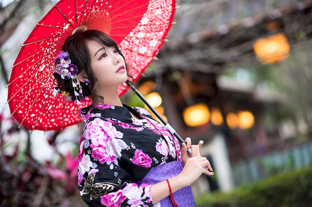 Японка в кимоно. Красивая девушка