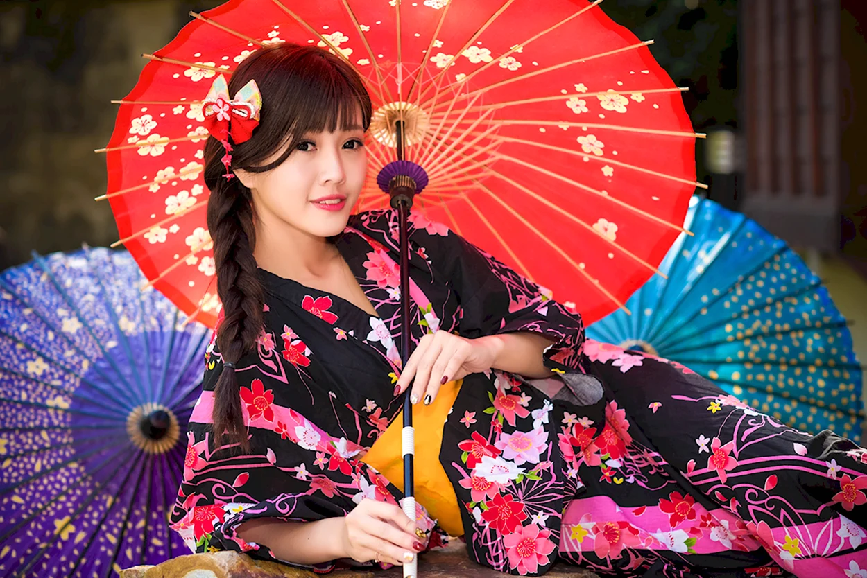Японка в кимоно. Красивая девушка
