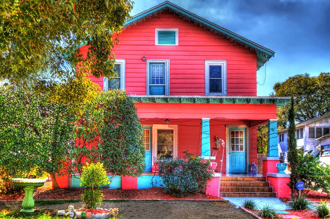 Яркие фасады домов. Красивая картинка