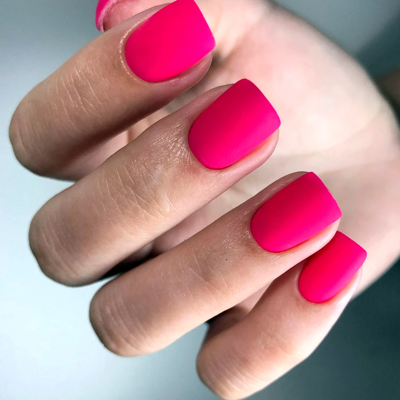 Ярко розовые матовые ногти. Красивая картинка