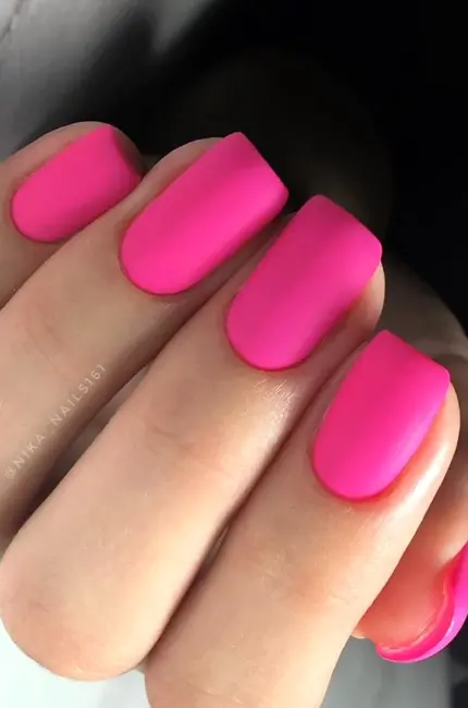 Ярко розовые ногти. Красивая картинка