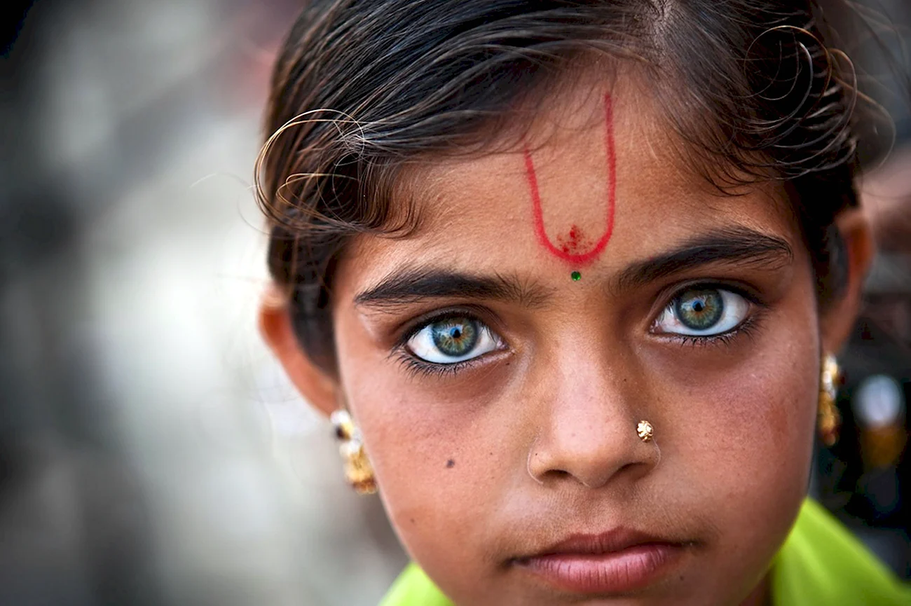 Индианка с зелеными глазами. Красивая картинка