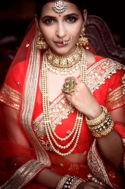 Индийская невеста в Сари. Красивая девушка