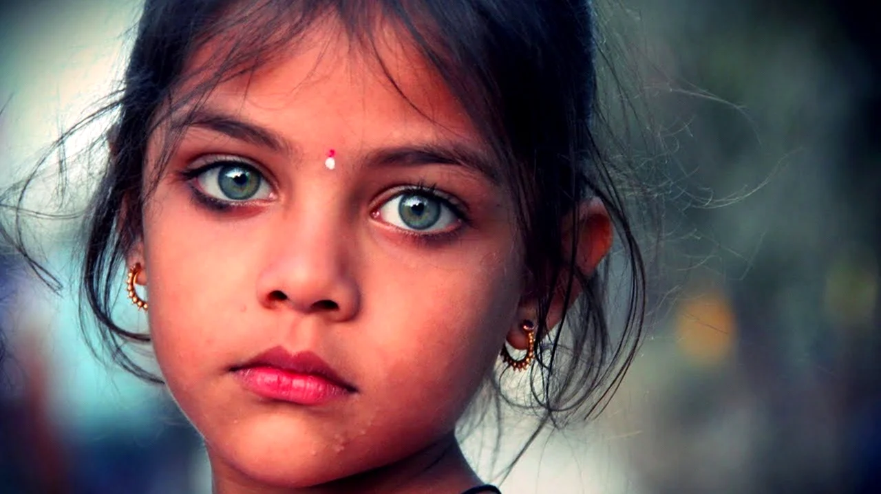 Индуска с голубыми глазами. Красивая картинка